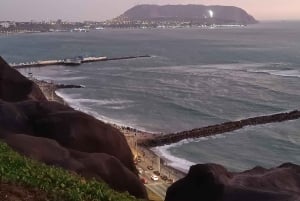 Lima: Pyramid Pucllana, Miraflores, Barranco 18 km E-bike. Drinks x 3