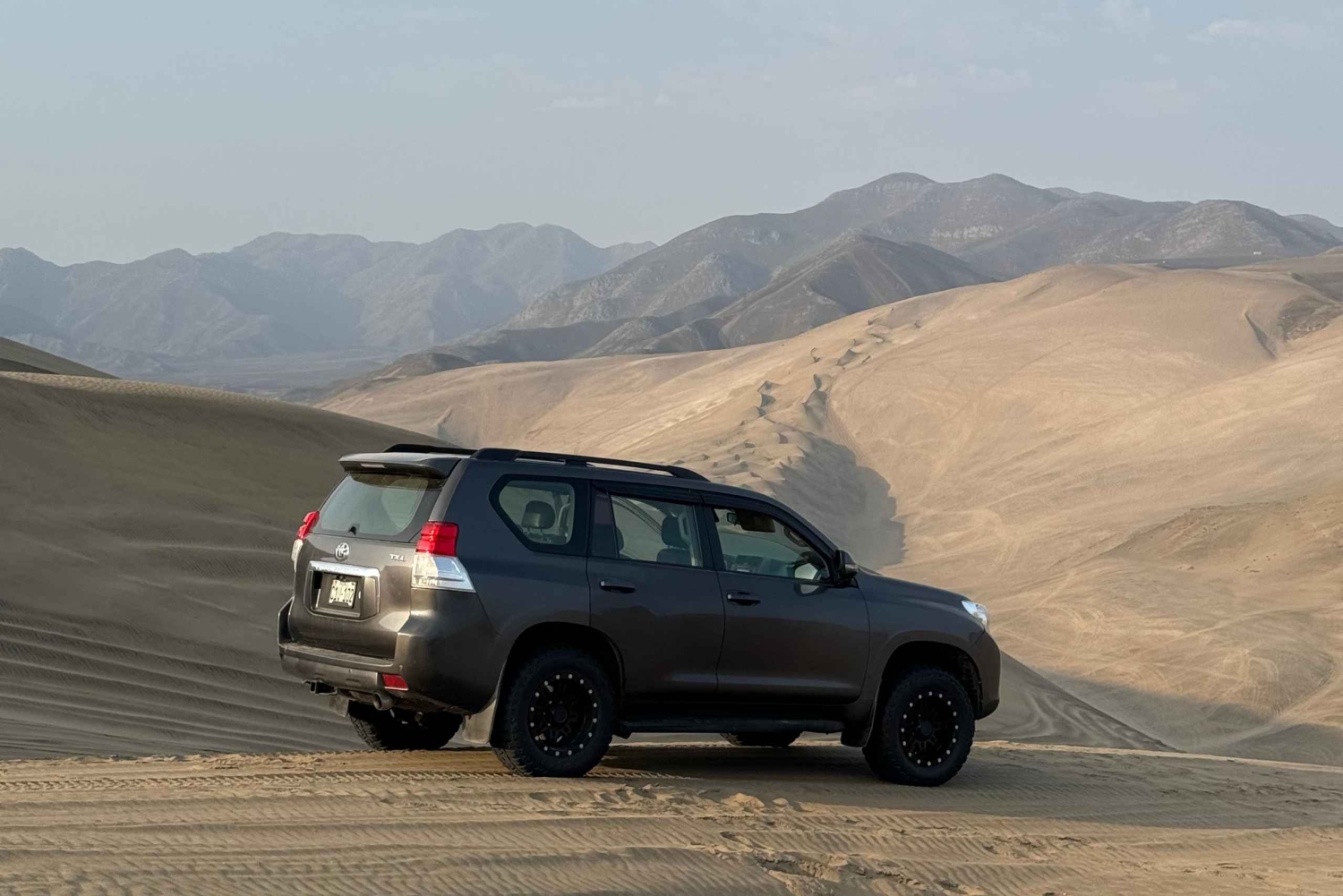 Lima: Sandboarding and Jeep Tour