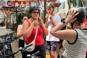 Lima: Sightseeing Bike Tour with Food and Drink Tastings