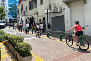 Lima: Sightseeing Bike Tour with Food and Drink Tastings