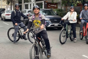 Lima: Sightseeing Bike Tour with Food and Drink Tastings