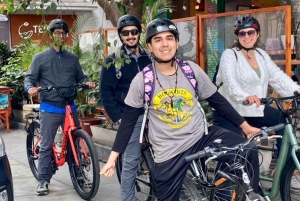 Lima: Sightseeing Bike Tour with Food and Drink Tastings