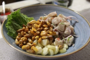 Lima: Sightseeing Bike Tour with Food and Drink Tastings