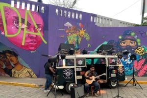 Lima: Sightseeing Bike Tour with Food and Drink Tastings