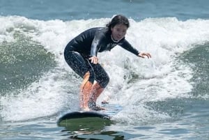 Lima: Surfboard and Wetsuit Rental at Makaha Beach