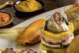 Lima's Historic Center: Night Tour + Pisco, Dinner, and Dessert