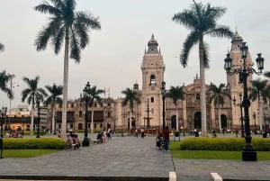 Lima's Historic Center: Night Tour + Pisco, Dinner, and Dessert