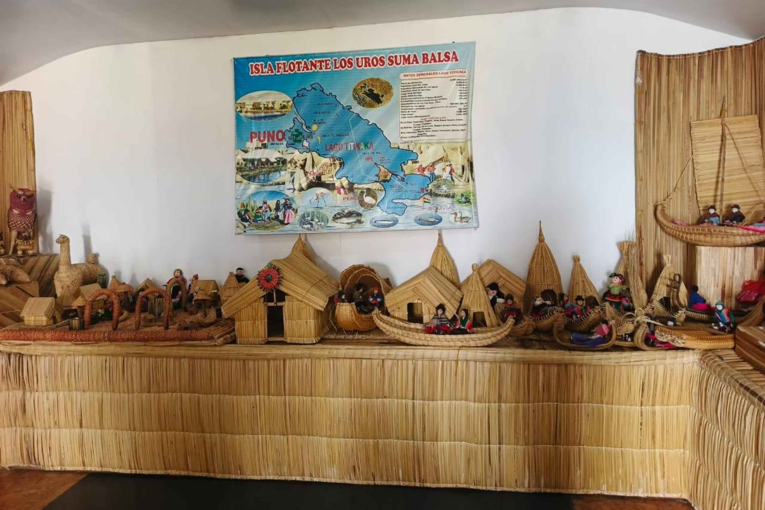 Los Uros -saaret: historia, kehitys ja nykyhetki, sisältää paikallisen lounaan.