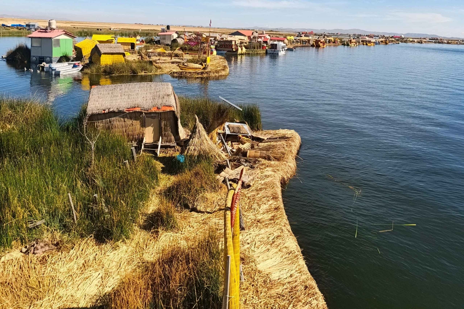 Los Uros -saaret: historia, kehitys ja nykyhetki, sisältää paikallisen lounaan.