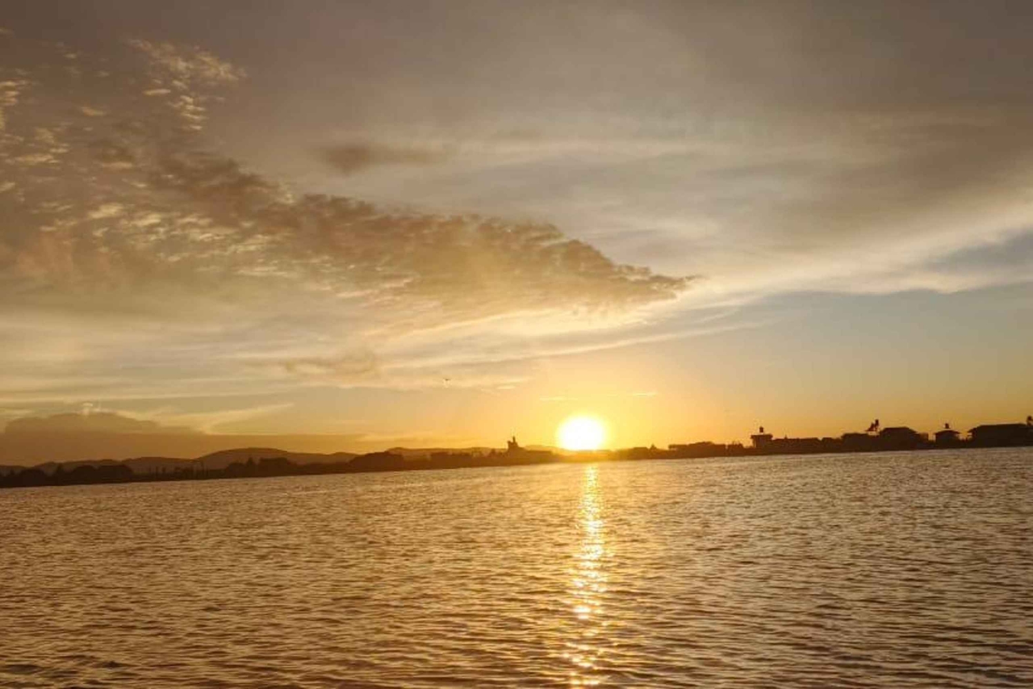 Los Uros -saaret: historia, kehitys ja nykyhetki, sisältää paikallisen lounaan.