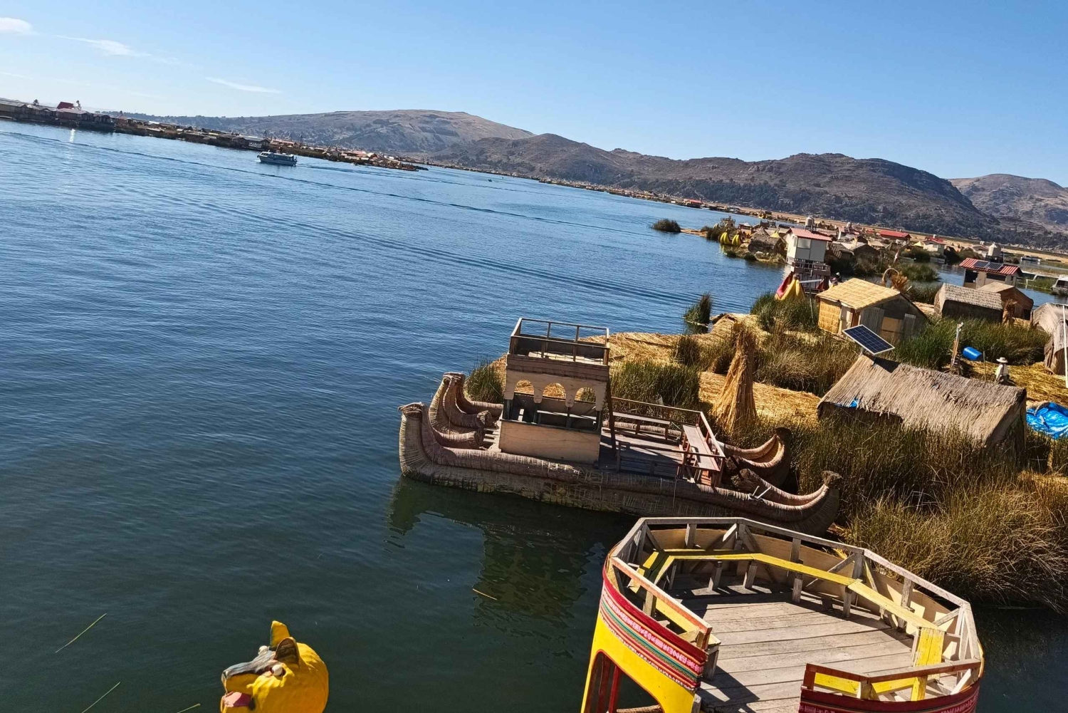 Los Uros -saaret: historia, kehitys ja nykyhetki, sisältää paikallisen lounaan.