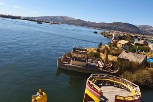 Los Uros -saaret: historia, kehitys ja nykyhetki, sisältää paikallisen lounaan.