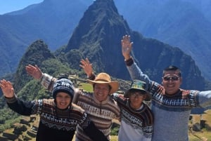 Excursión a Machupicchu en tren turístico en 2 días