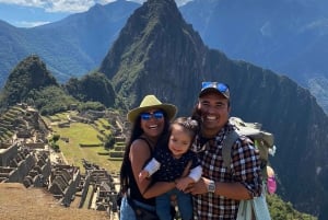 Excursión a Machupicchu en tren turístico en 2 días