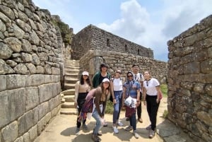 Excursión a Machupicchu en tren turístico en 2 días