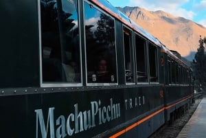 Excursión a Machupicchu en tren turístico en 2 días