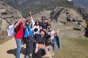 Excursión a Machupicchu en tren turístico en 2 días