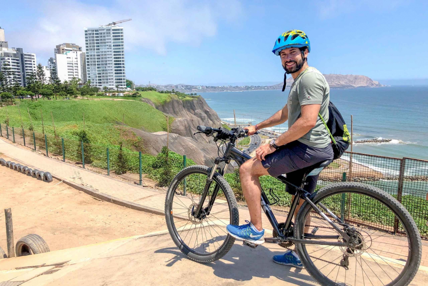 Miraflores: Guided Bike Tour to Barranco