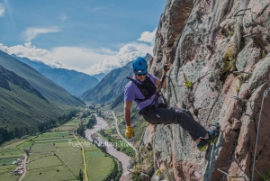 Notte allo Skylodge + Via ferrata e zip line Valle Sacra