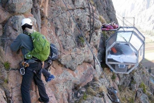 Yöpyminen Skylodge + Via ferrata ja zip line Sacred Valley (Pyhä laakso)