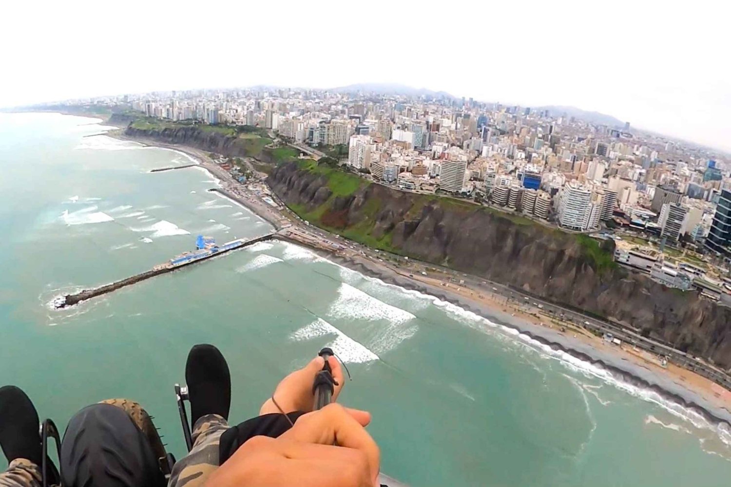 Voe de parapente sobre a Costa Verde de Lima – Aventura aérea inesquecível