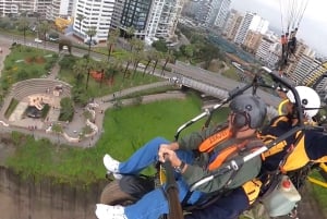 Flyg med paraglider över Limas Costa Verde – en oförglömlig flygupplevelse