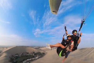 Flieg mit dem Gleitschirm über die Wüste und die Oase von Huacachina