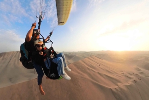 Flieg mit dem Gleitschirm über die Wüste und die Oase von Huacachina