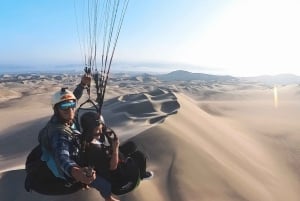 Flieg mit dem Gleitschirm über die Wüste und die Oase von Huacachina