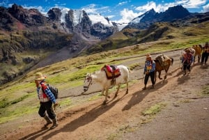 TOUR PRIVADO: Montaña Arco Iris + Almuerzo