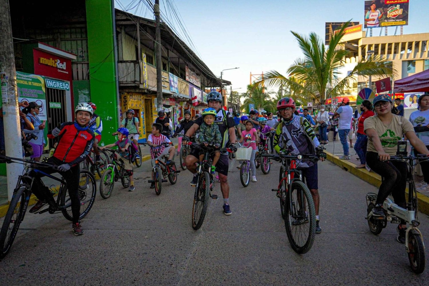 Puerto Maldonado: Tambopata River Bike Tour with Guide