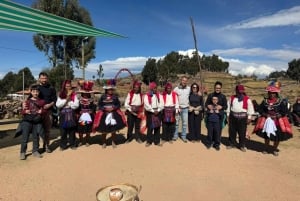 Puno: Uros Taquile Full day tour + folklorische dansen op een speedboot