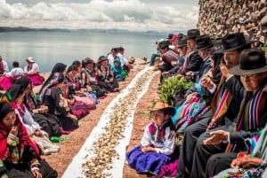 Puno: Ganztagestour zu den Uros und Taquile Inseln mit Mittagessen