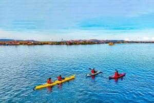 Puno: tour in kayak sulle isole galleggianti degli Uros con spettacolo folcloristico