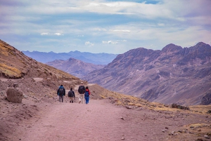 08h00 Partida da excursão à Montanha do Arco-Íris: Visita ao final da manhã