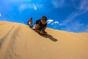 Chevaucher les dunes à Huacachine - Buggy et Sandboarding