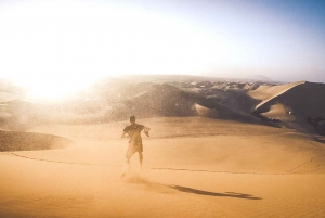 Sandboarding en el desierto de Ica al atardecer