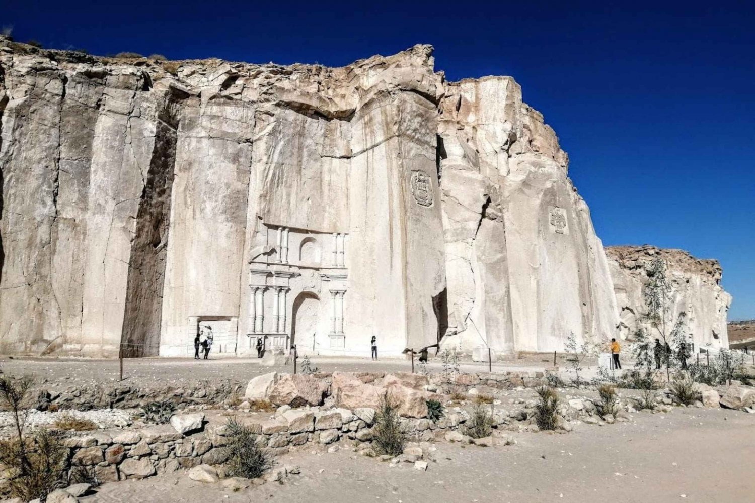 Sillar Tour with trek by Culebrillas in Arequipa