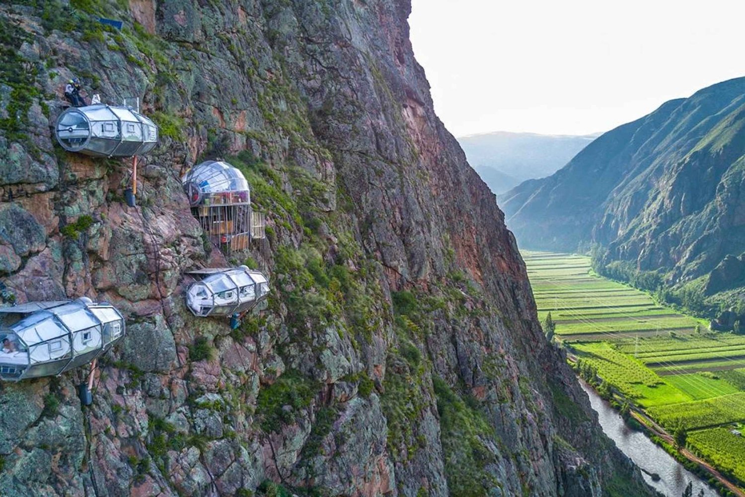 Yöpyminen Skylodge + Via Ferrata & Zipline