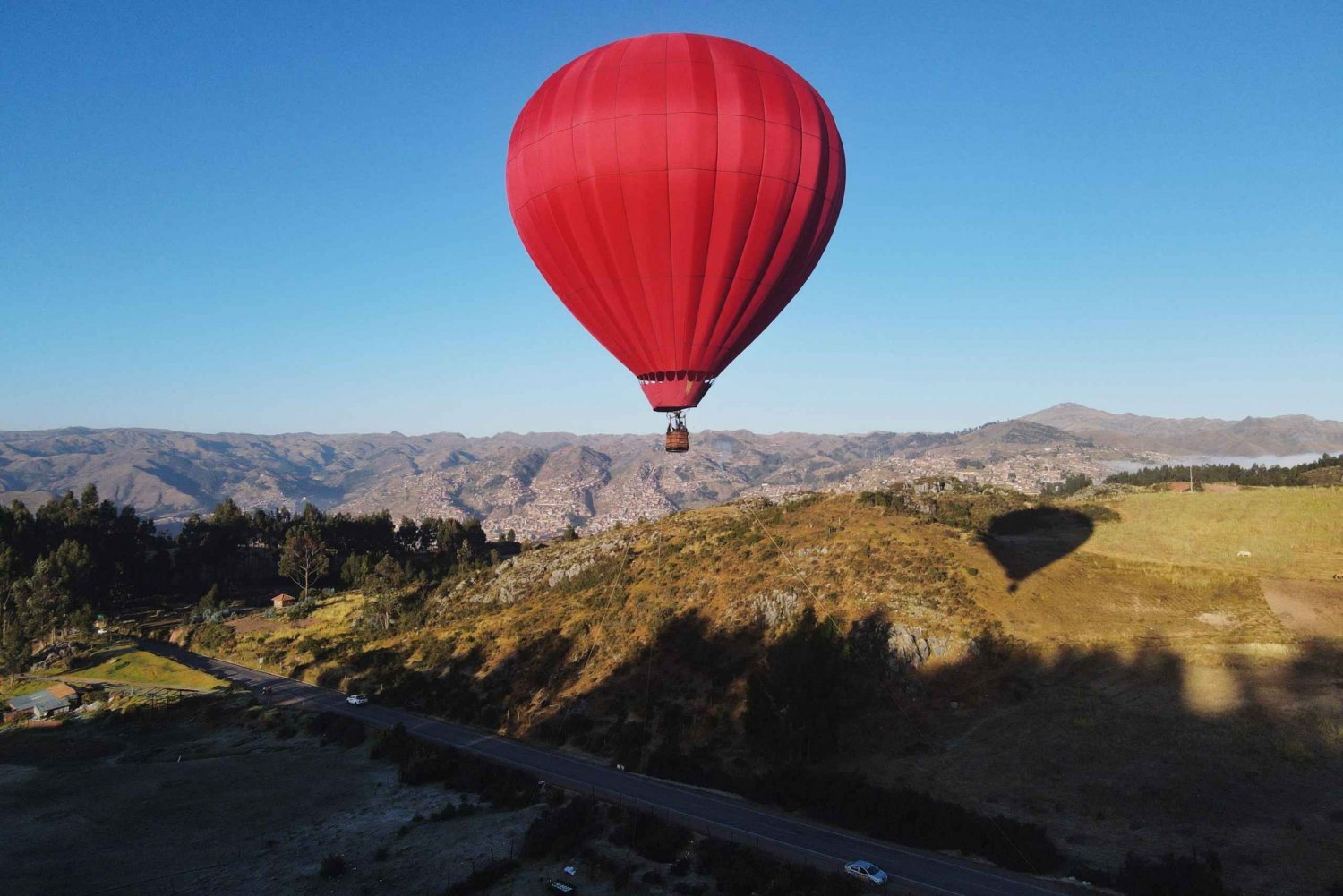 Solopgang i varmluftsballon over Cusco
