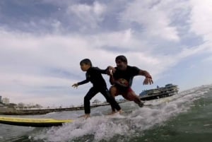 Clase de surf en la playa de Makaha