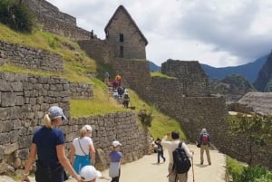 Billet pour le Machu Picchu : aller-retour en bus avec guide touristique