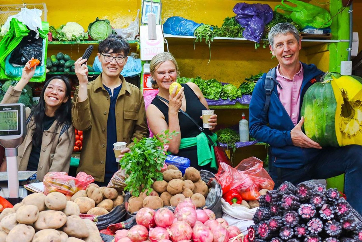 Lima: Tour gastronómico por mercados locales y la historia de la comida.
