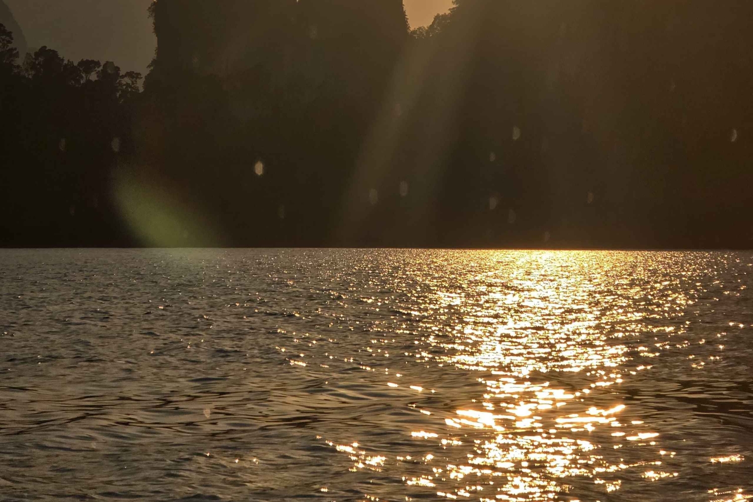 2 dage i Khao Sok med overnatning på Cheow Lan Lake Raft House