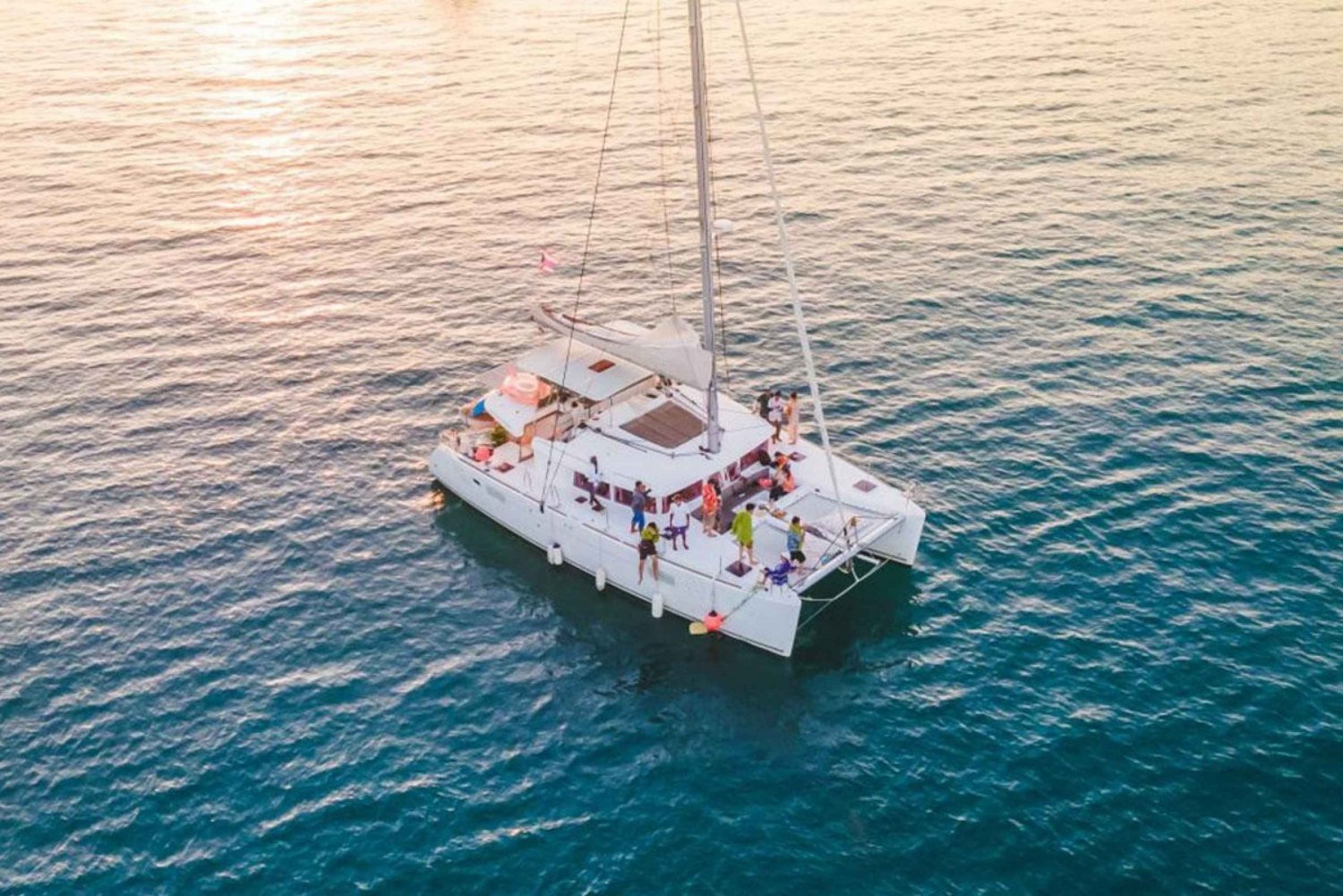 Phuket: Ilha de Coral e jantar ao pôr do sol em um catamarã a vela