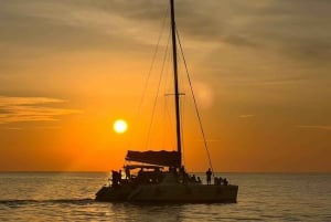 Phuket: Koraløen og solnedgangsmiddag med sejlende katamaran