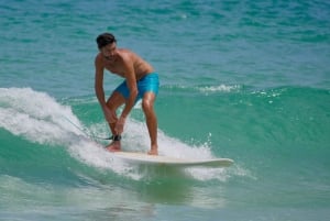 Clases de surf en familia en Phuket, Tailandia