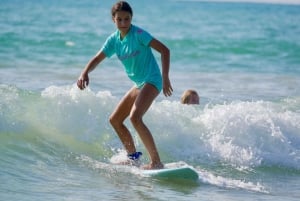Surfkurs för familjer i Phuket Thailand