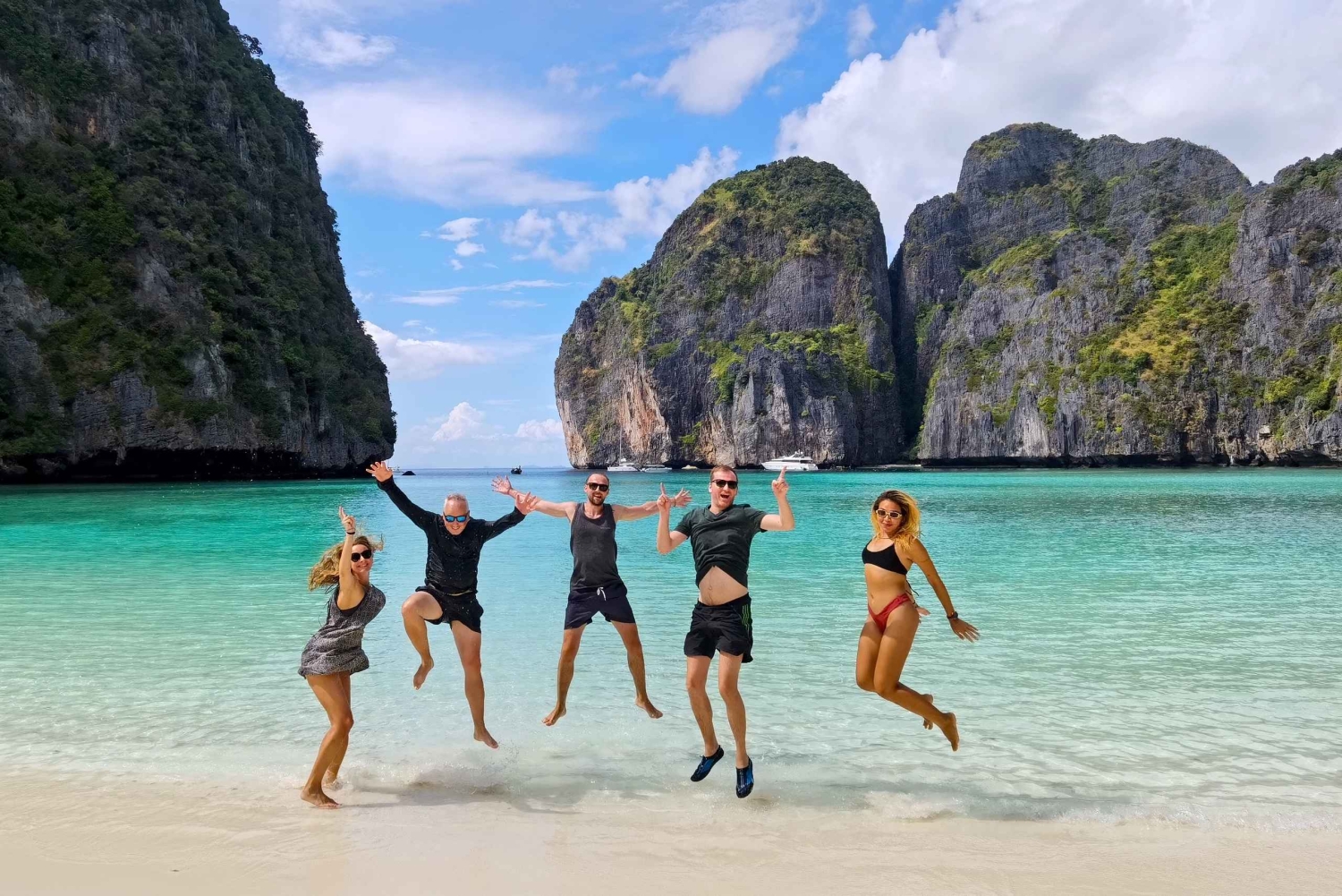 Z Krabi: Transfer na Phuket z wycieczką łodzią Phi Phi Longtail Boat Tour