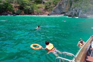 Von Phuket aus: Coral Island Private Longtail Boat Tour